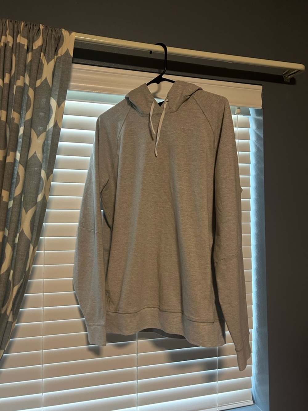 Lululemon Men's medium Lightweight Gray Hoodie Sweatshirt - pre owned